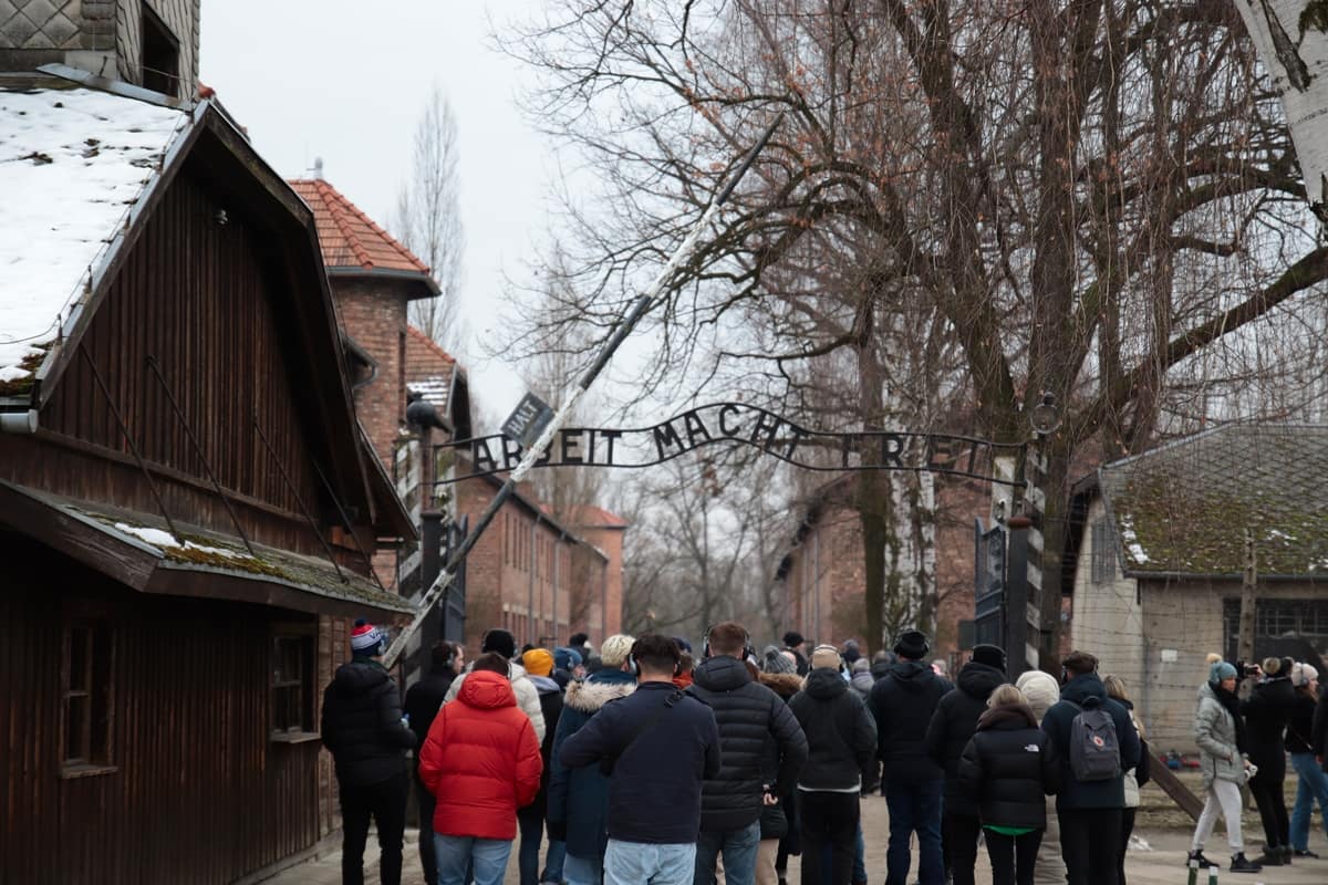 Haupttor des Stammlagers Auschwitz mit dem Schriftzug ‚Arbeit macht frei‘