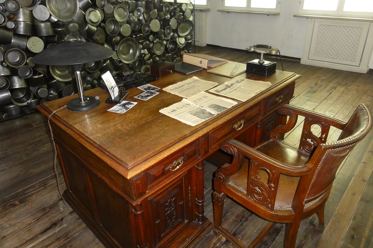 Historisches Büro von Oskar Schindler mit Schreibtisch im Museum Krakau