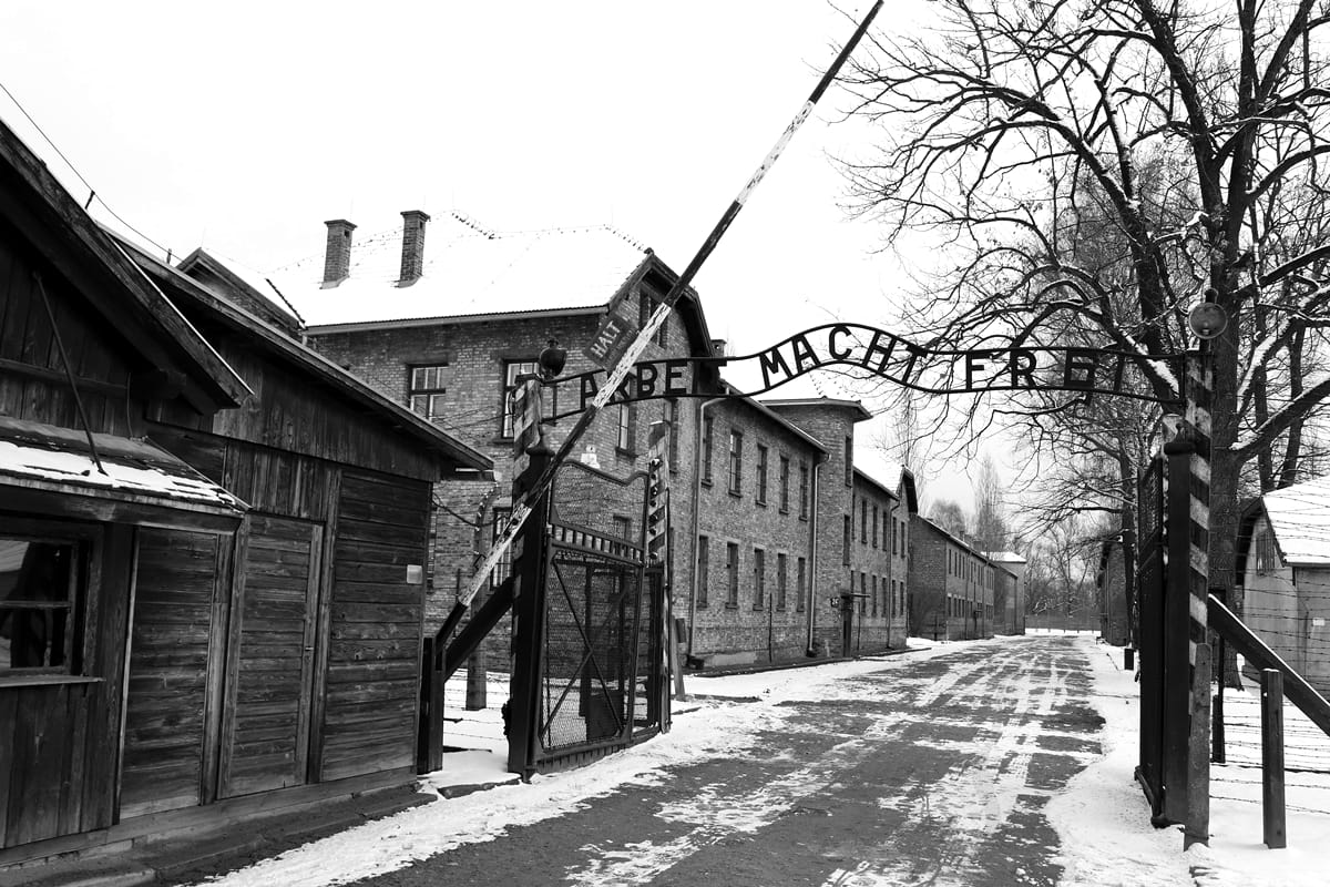 Haupttor des Stammlagers Auschwitz mit dem Schriftzug ‚Arbeit macht frei‘