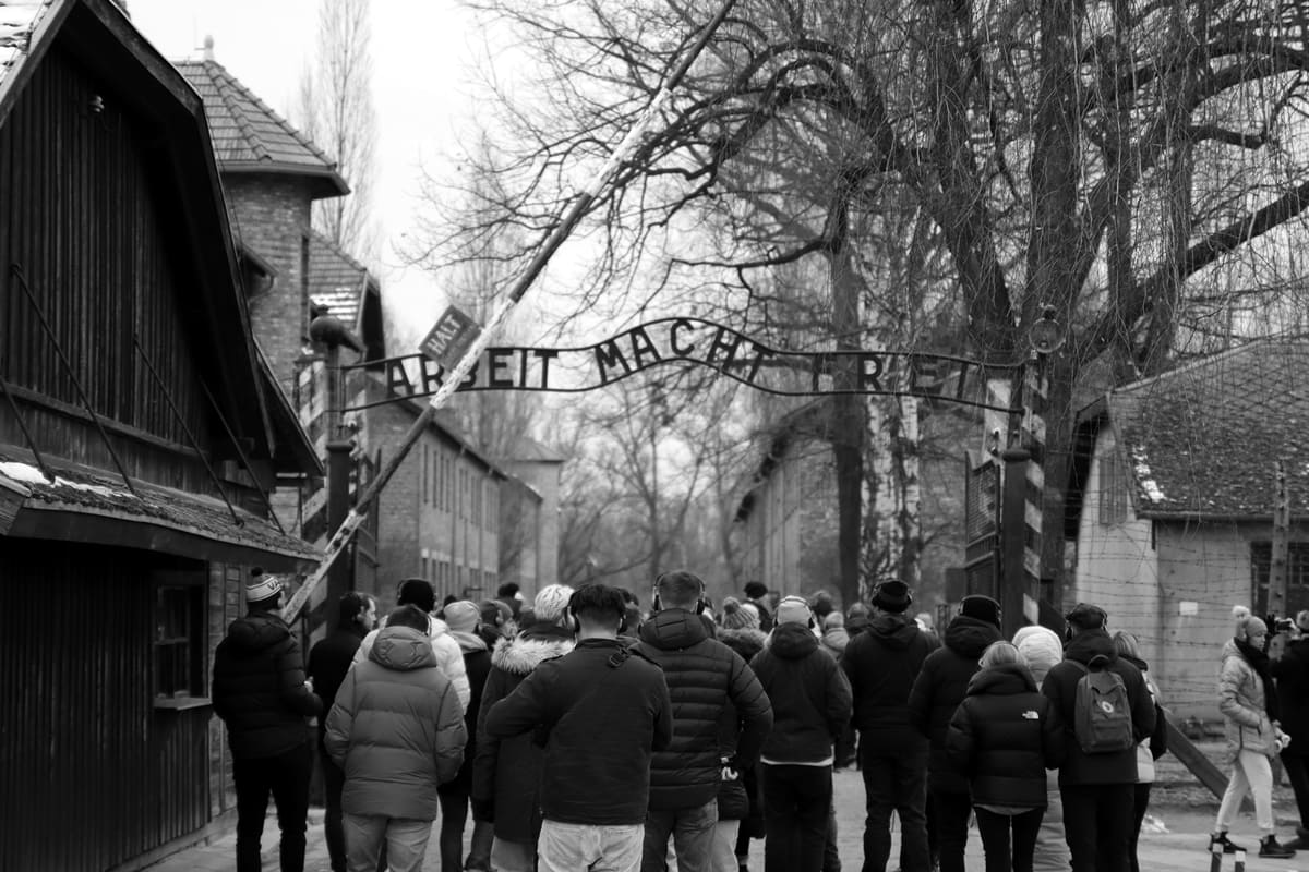 Eingangstor des Konzentrationslagers Auschwitz-Stammlager mit der Aufschrift „Arbeit macht frei“