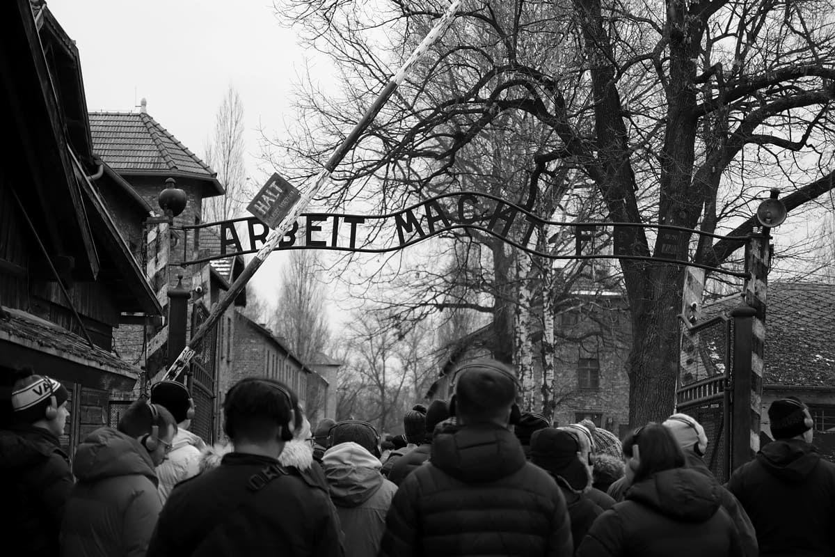 Eingangstor des Konzentrationslagers Auschwitz-Stammlager mit der Aufschrift „Arbeit macht frei“