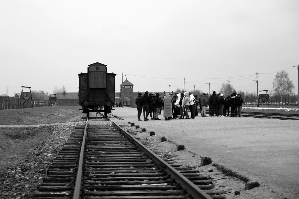 Rampe in Auschwitz-Birkenau mit Güterwaggon und Eingangstor