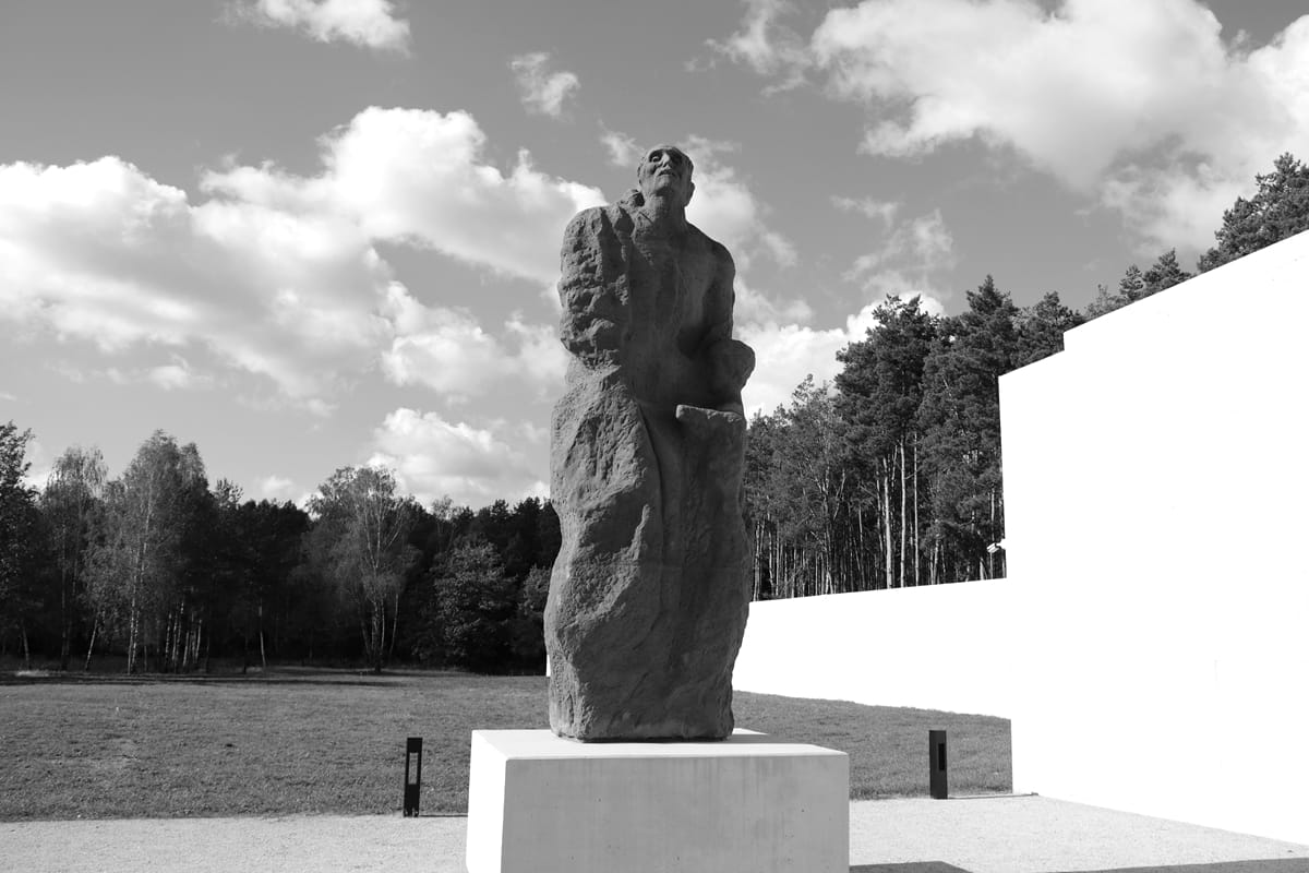 Mahnmal-Statue Mutter mit Kind an der Gedenkstätte Sobibór