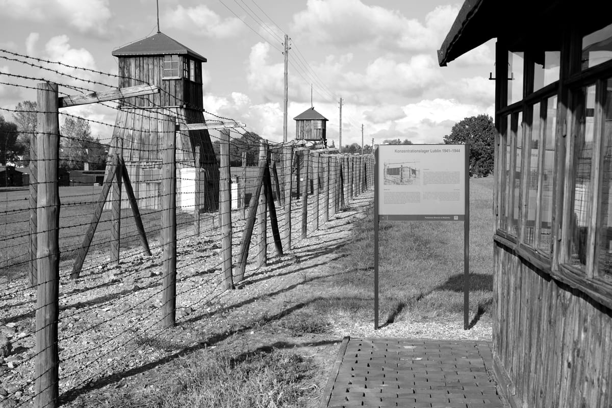 Wachturm mit Stacheldrahtumzäunung in Majdanek