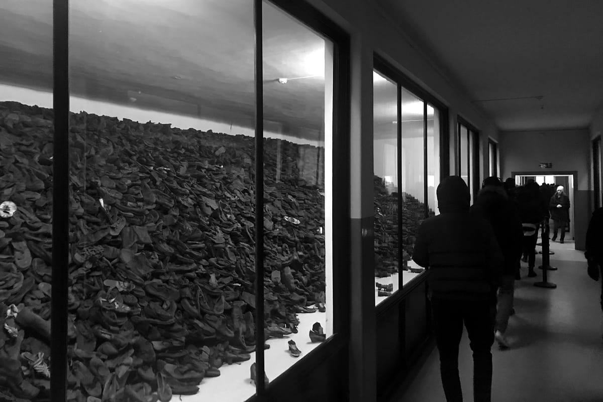 Schuhe in der Ausstellung des Blocks 5 im Stammlager Auschwitz I
