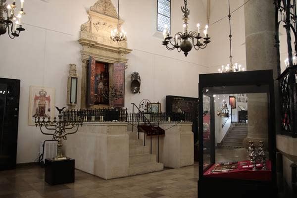 Innenaufnahme der Alten Synagoge mit Blick auf den Toraschrein, in dem die Tora-Rollen aufbewahrt werden