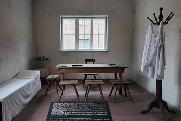 Arbeitszimmer (Abspritzzimmer) Block 20 im Stammlager Auschwitz I, Ort der Tötungen mit Phenolspritzen