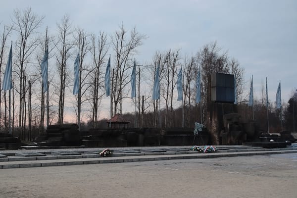 Gedenkmonument in Birkenau zwischen den Krematorien I und II