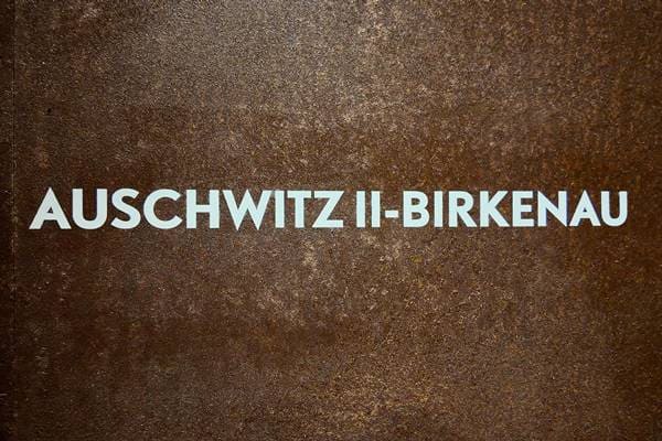 Metalltafel mit der Aufschrift „Auschwitz-Birkenau“ im Museum POLIN in Warschau – Erinnerung an das größte nationalsozialistische Vernichtungslager