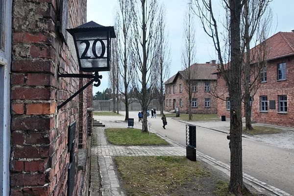 Haupteingang Block 20 Häftlingskrankenblock mit Lagerstraße