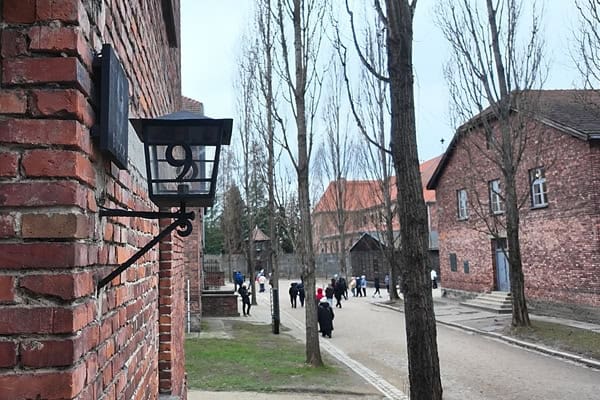 Haupteingang Block 9 Häftlingskrankenblock mit Lagerstraße