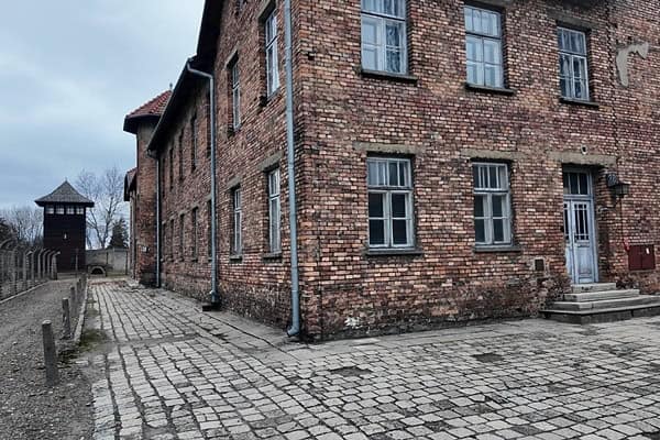 Häftlingskrankenblock 28 mit Lagerzaun und Wachtturm; Keller mit Leichenraum