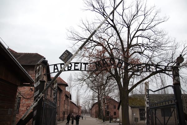 Auschwitz Stammlager, Haupttor mit der Überschrift "ARBEIT MACHT FREI"