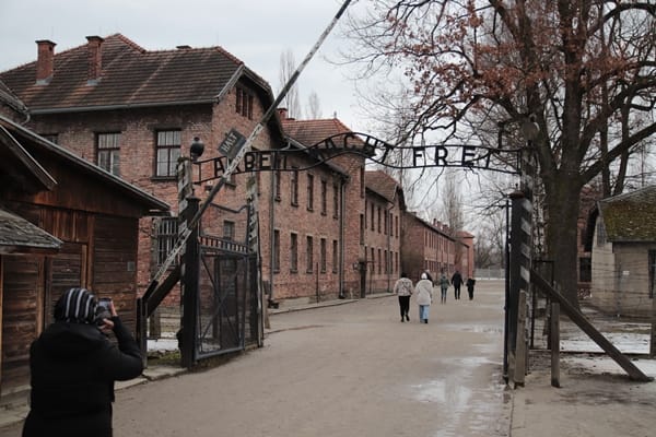 Auschwitz-Stammlager, Haupttor mit der Inschrift "ARBEIT MACHT FREI"