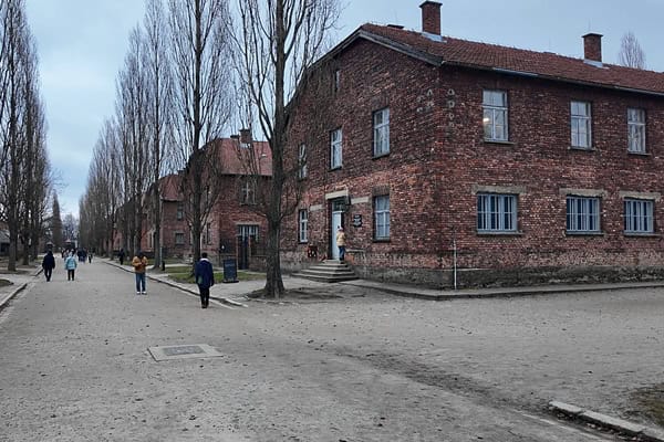 Lagerstraße im Stammlager Auschwitz I mit den Häftlingskrankenblöcken 19, 20, 21