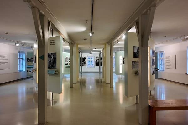 Innenraum der ersten Etage Block 21 heutige Dauerausstellung Niederlande