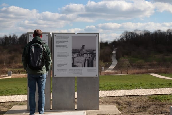 Informations- und Ausstellungstafeln auf dem Gedenkgelände des KZ Plaszczow