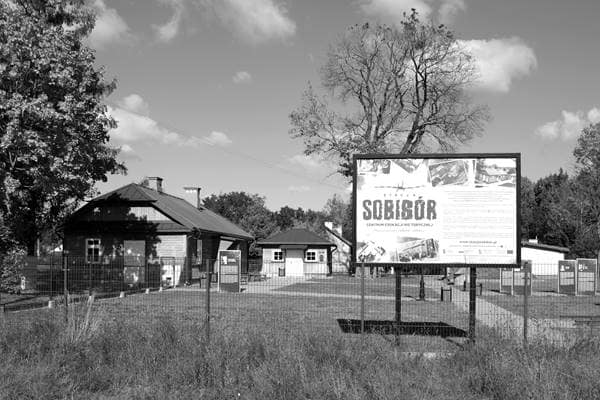 Bahnhof Sobibór mit Gleisen und Bahnhofsgebäude