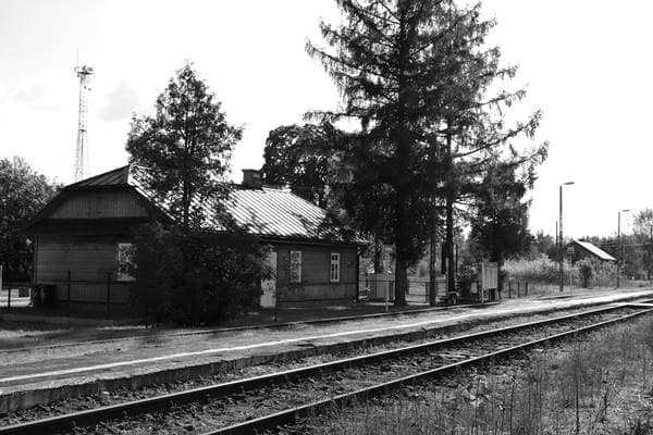 Bahnhof Sobibór mit Gleisen und Bahnhofsgebäude