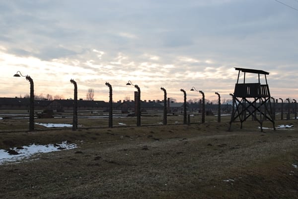 Wachturm und Baracken im Frauenlager Birkenau