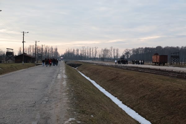 Rampe in Birkenau mit Blockführerstube und Lagerstraße