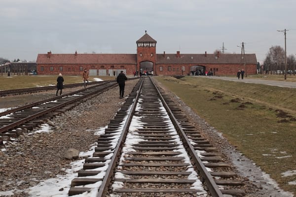 Auschwitz Lager Birkenau Haupttor mit Gleisen