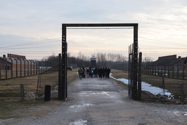 Lagerstraße in Birkenau, zwischen BIa und BIb