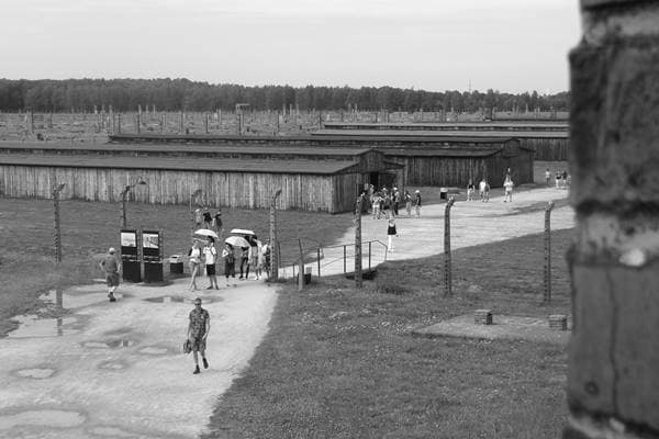 Stacheldraht und Holzbaracken im Männer-Quarantänelager BIIa von Auschwitz-Birkenau