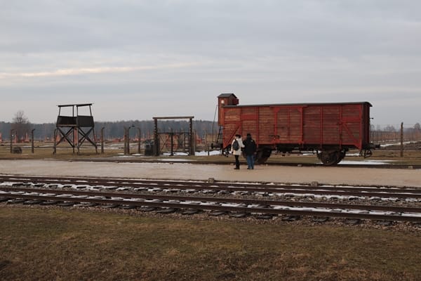Rampe in Birkenau, im Hintergrund der Lagerbereich BIId-Männerlager