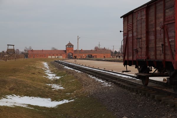 Rampe in Birkenau, im Hintergrund das Haupttor