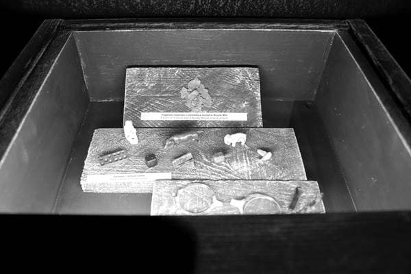 Ausstellungsvitrine mit Funden aus dem Lagergelände Chełmno