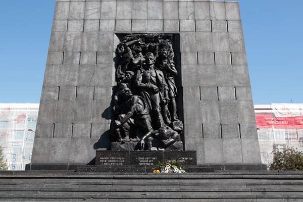 Denkmal der Helden des Ghettos in Warschau – geschaffen von Nathan Rapaport, zum Gedenken an den jüdischen Aufstand im Warschauer Ghetto 1943