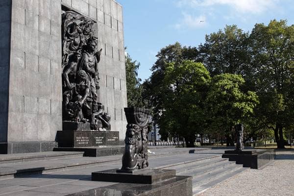 Denkmal der Helden des Ghettos in Warschau – geschaffen von Nathan Rapaport, zum Gedenken an den jüdischen Aufstand im Warschauer Ghetto 1943