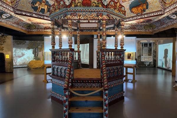 Rekonstruktion der bemalten Holzsynagoge aus Gwoździec (Ukraine) im POLIN Museum