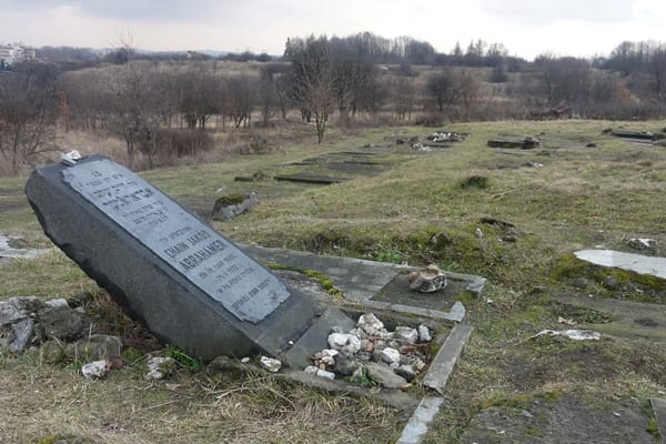 Gedenkstätte auf dem Gelände des ehemaligen jüdischen Friedhofs im KZ Plaszczow