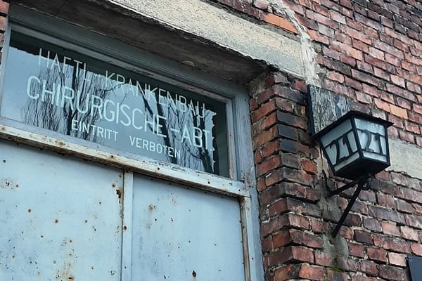 Block 21 im Stammlager Auschwitz I, ein ehemaliger Häftlingskrankenblock des Konzentrationslagers.