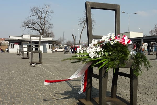 Denkmal aus leeren eisernen Stühlen auf dem Platz der Ghettohelden in Krakau
