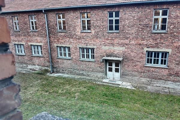 Blick von der ersten Etage des HKB 21 auf den Hof und Eingang