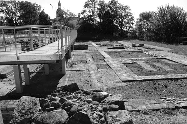Fundamente des ehemaligen Schlosses in Kulmhof, Ausgangspunkt der Gaswagen-Transporte