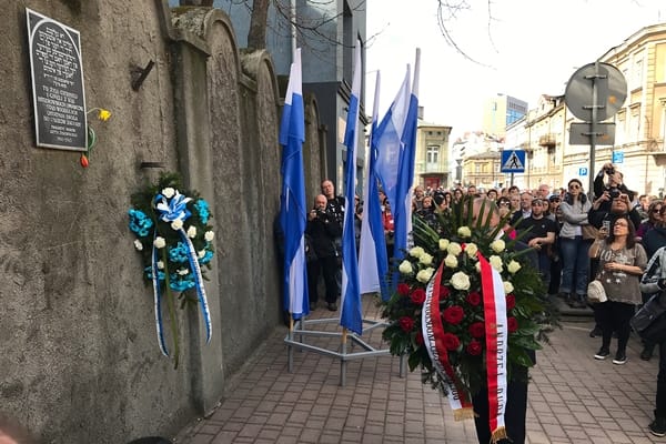 Teilnehmer des Gedenkmarschs mit Kranzniederlegung an der Mauer des ehemaligen Ghettos