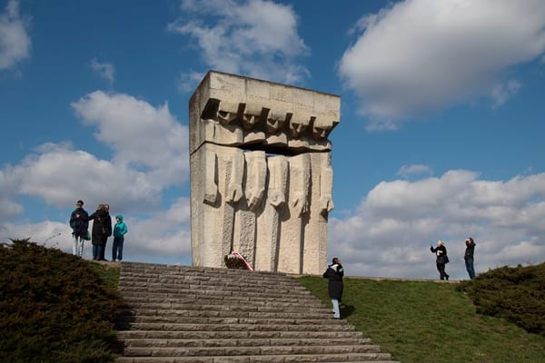 Großes Mahnmal auf dem Gelände des ehemaligen Konzentrationslagers Plaszczow in Krakau