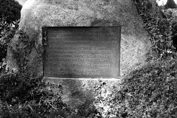 Gedenkstein bei der Kirche in Chełmno zum Gedenken an die Opfer des Holocaust