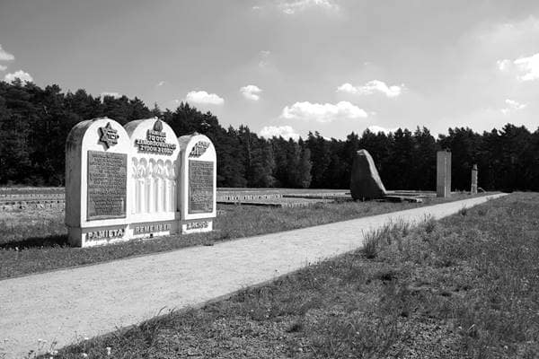 Gedenksteine für die Opfer des Vernichtungslagers Kulmhof in Chełmno