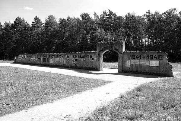 Gedenkmauer im Rzuchowski-Wald zur Erinnerung an die Opfer von Chełmno