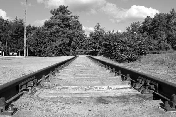 Die Rampe und das Anschlussgleis, auf dem die Waggons mit den Deportierten anhielten