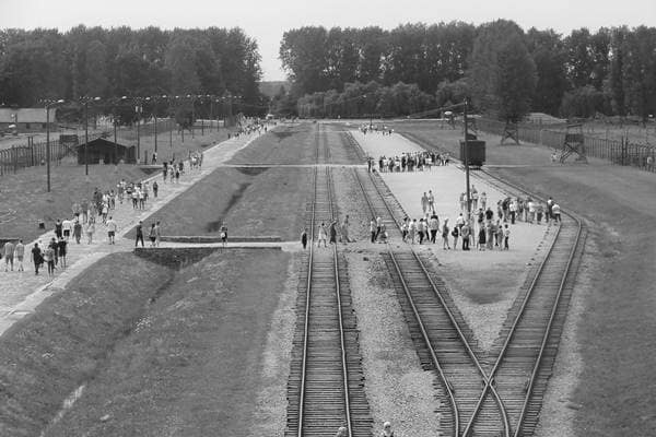 Blick vom Wachturm des Eingangstors in Auschwitz-Birkenau auf die Rampe