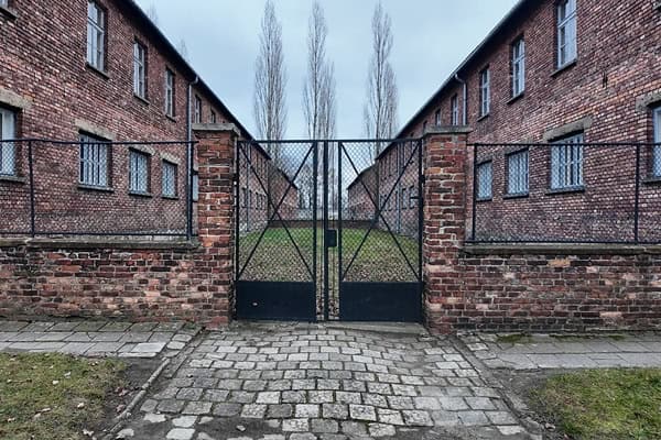 Hof zwischen Block 20 und Block 21 im Stammlager Auschwitz I, Häftlinge warteten auf Selektion