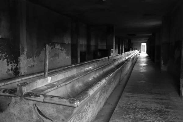 Auschwitz-Birkenau – Innenraum der Waschbaracke BIa