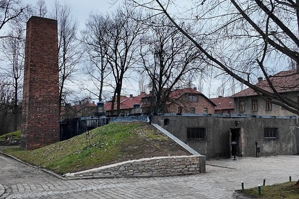 Krematorium und Gaskammer im Stammlager Auschwitz I, Verwaltungsgebäude im Hintergrund