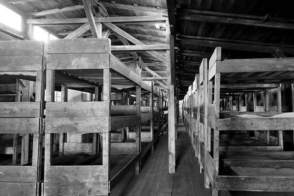 Innenraum einer Häftlingsbaracke in Majdanek